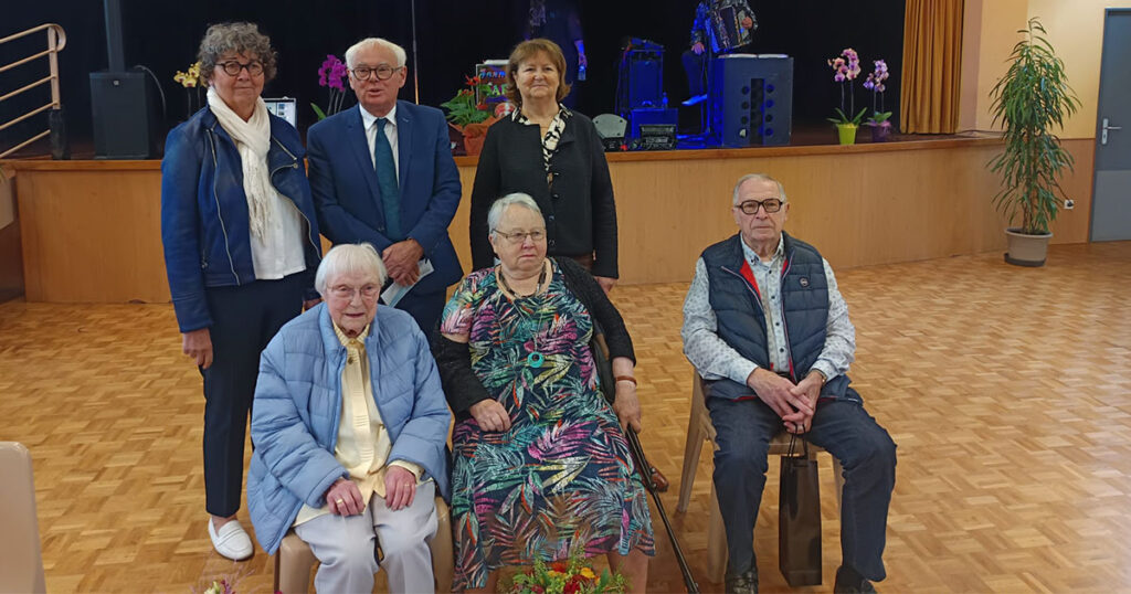 Les doyens : Lucienne POUPRY, Renée GILBERT et Gilbert MÉNAGER (assis). Les élus : Fabienne MAUGER, Gérard LURÇON et Catherine REBILLON (debouts).
